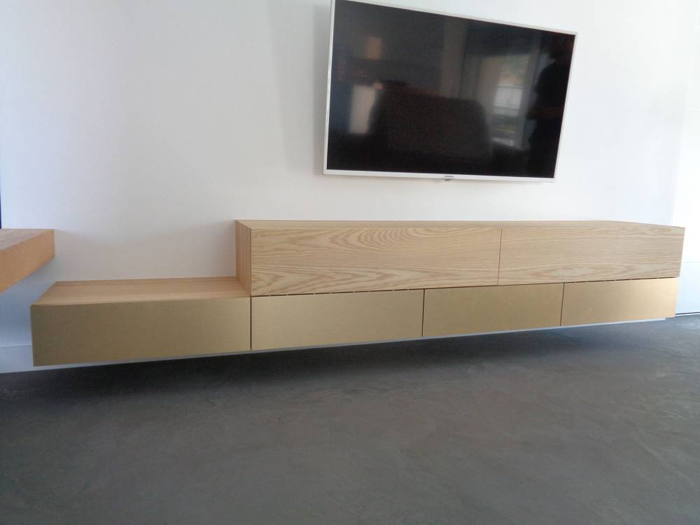 Meuble-TV-en-frêne-massif-vernis-et-stratifié-Metal-Skin-Brass-brushed